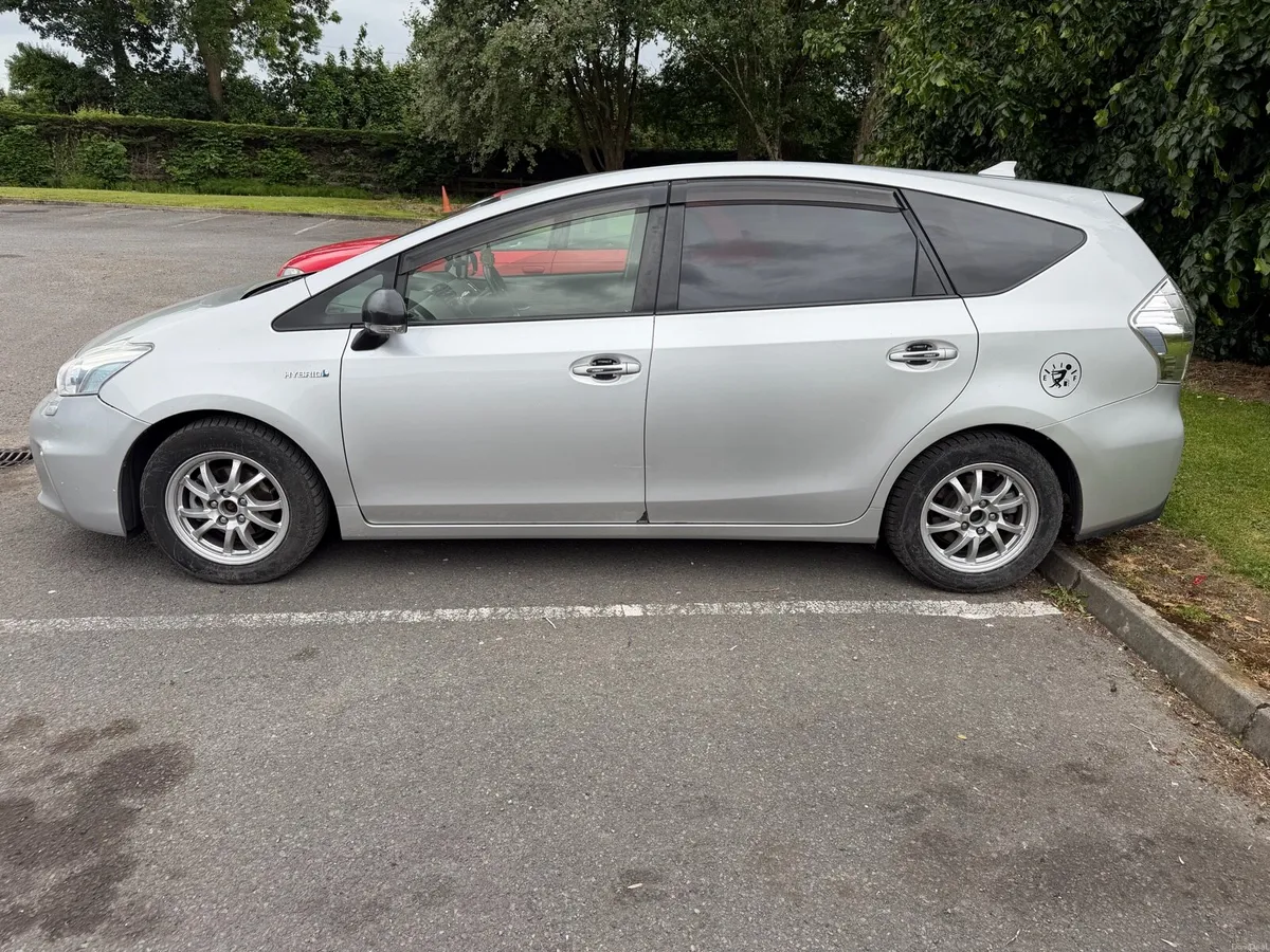 Toyota prius alpha 2012 - Image 2