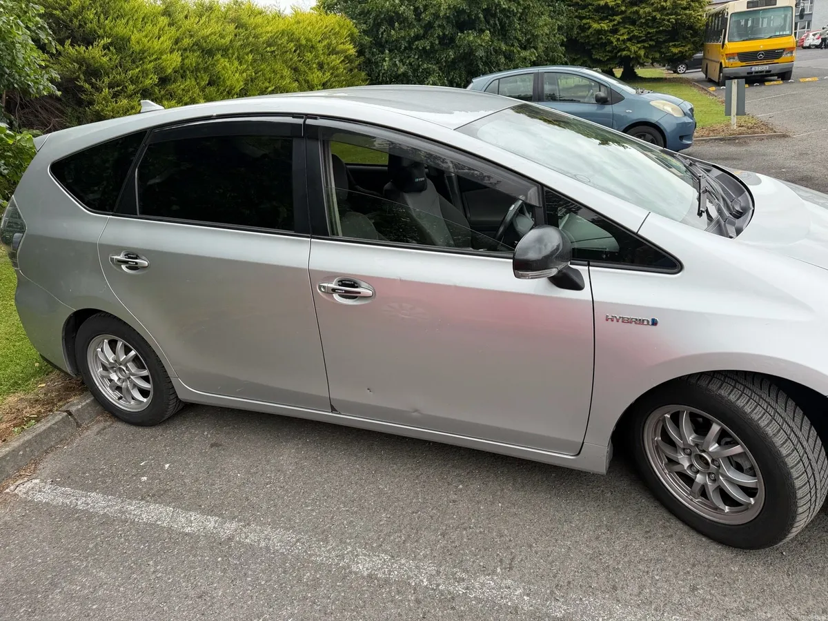 Toyota prius alpha 2012 - Image 4