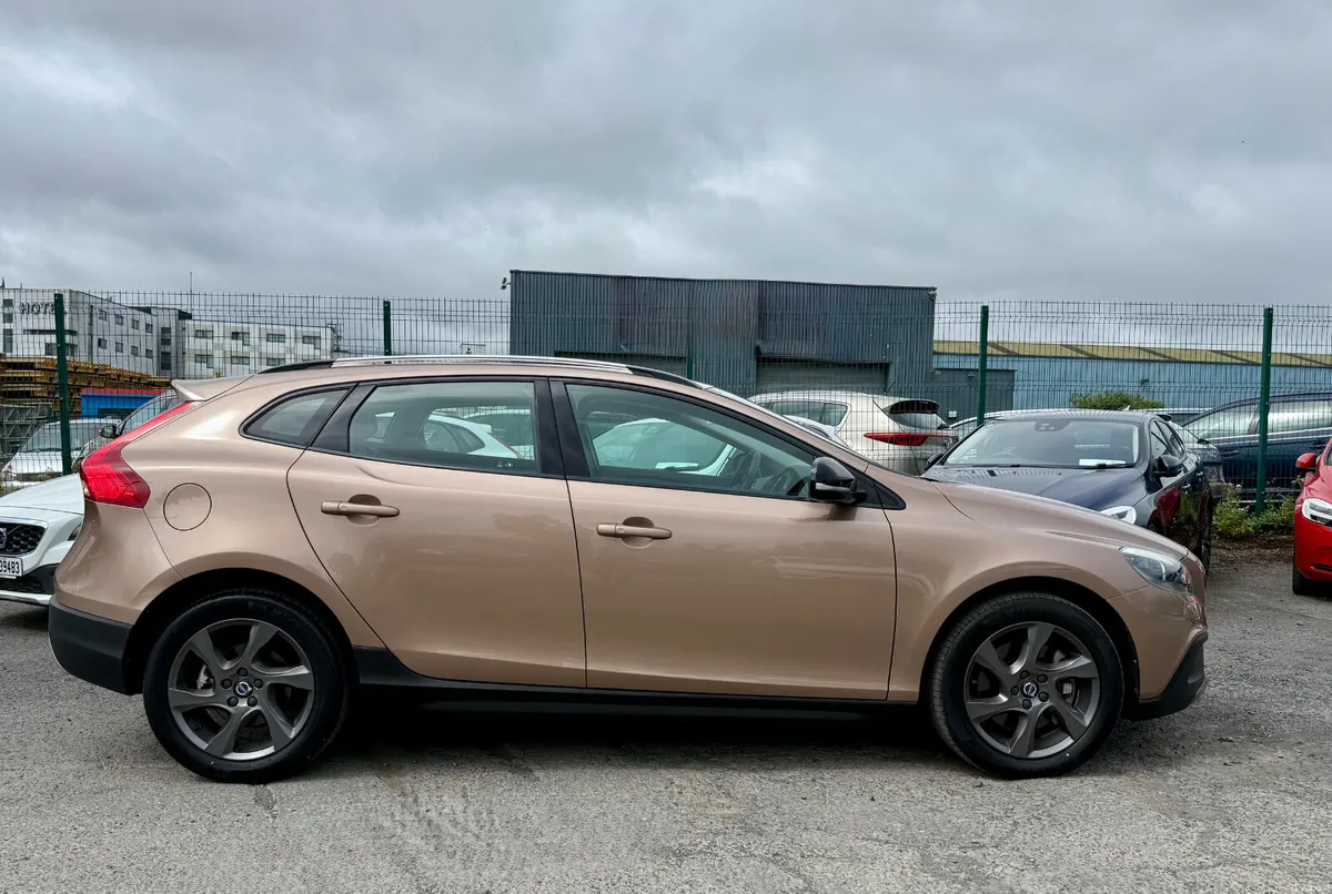 VOLVO V40 2015 2.0, DIESEL CROSS COUNTRY - Image 4