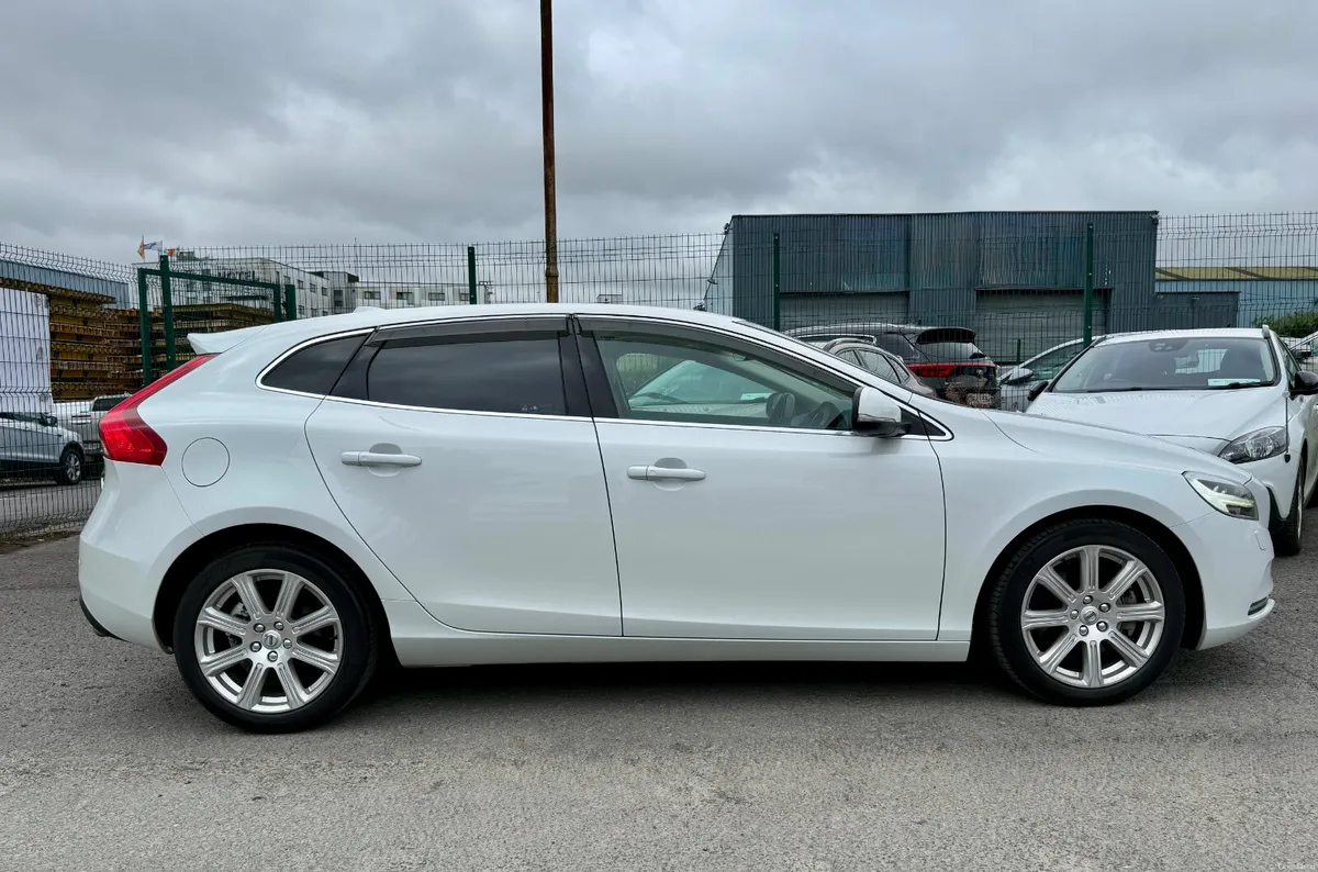 VOLVO V40 2018 2.0, DIESEL D4 - Image 4