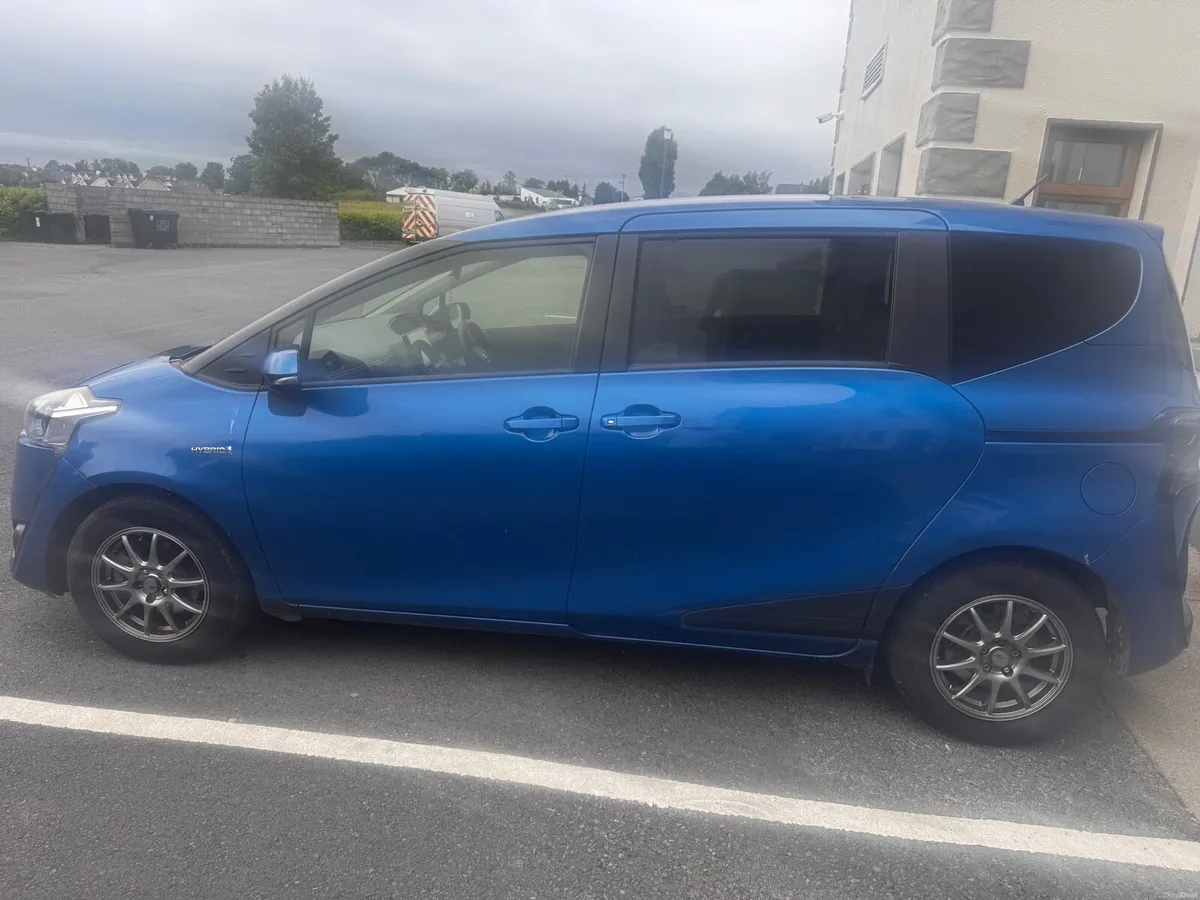 2016 Toyota sienta hybrid 6 seater - excellent - Image 2