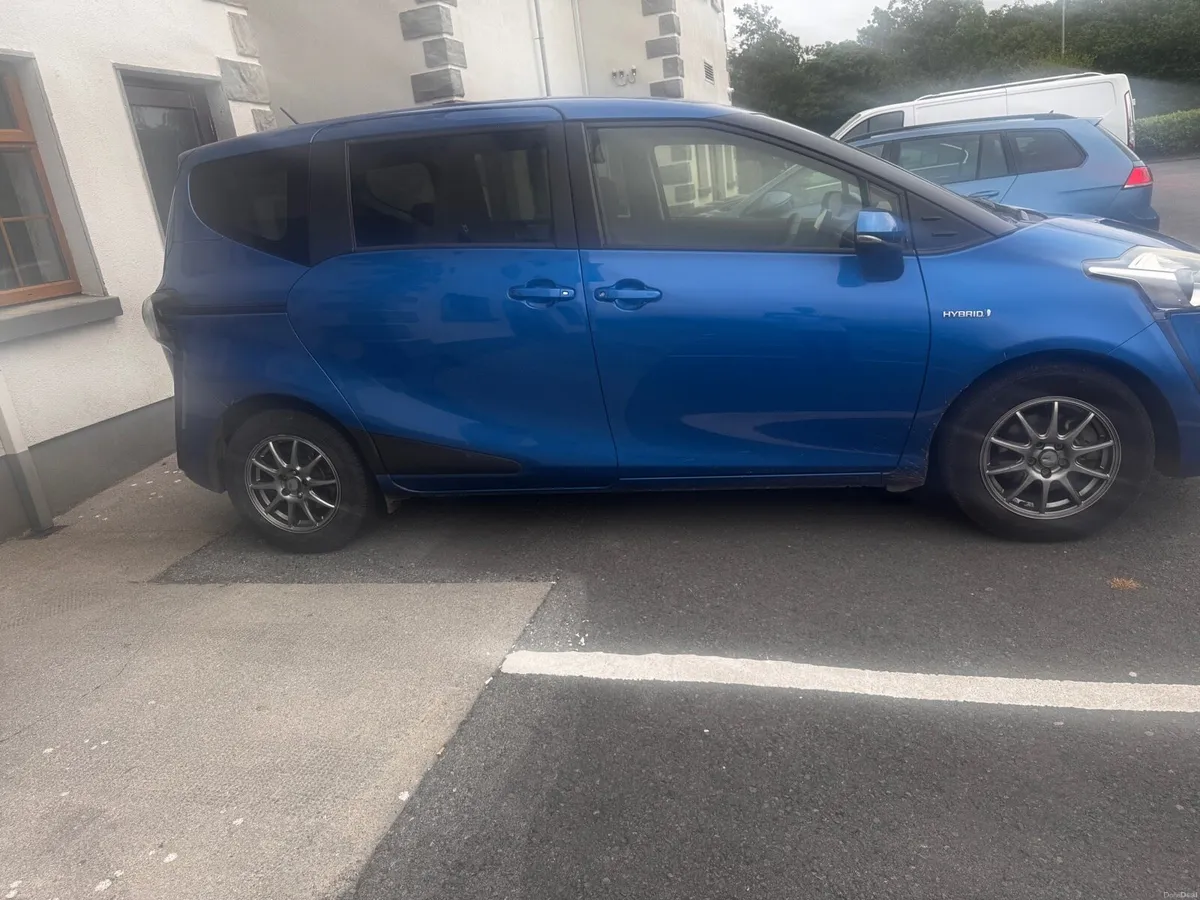 2016 Toyota sienta hybrid 6 seater - excellent - Image 4