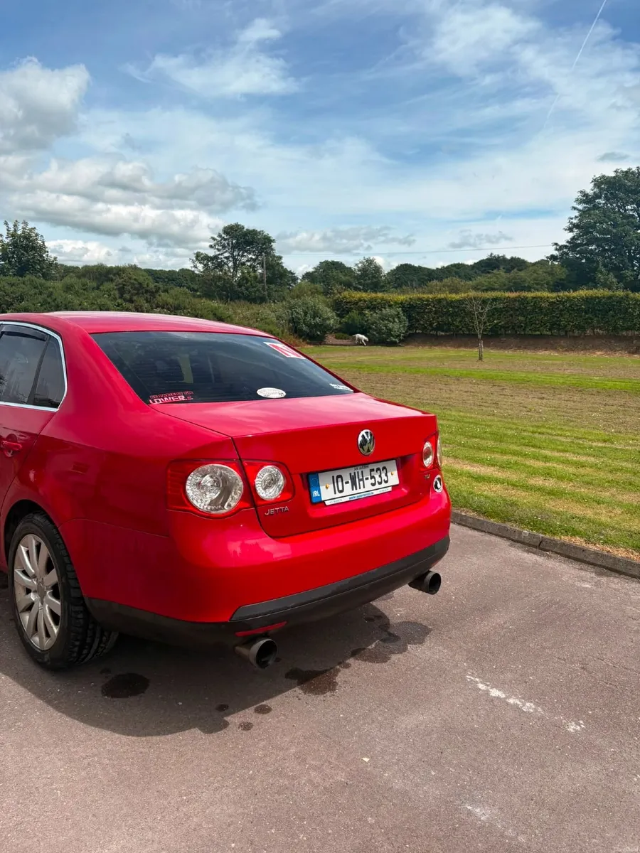 Volkswagen Jetta 2010 - Image 2