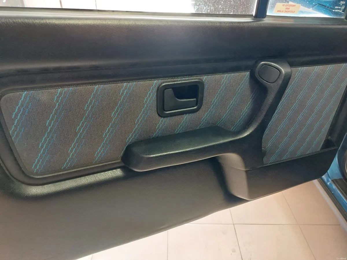 Bmw e30 convertible neon blue - Image 3