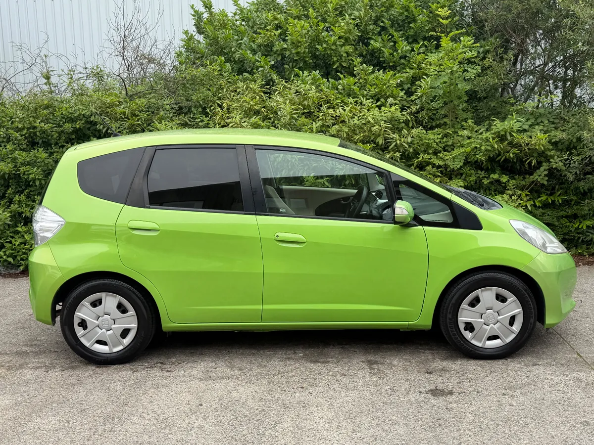 Honda Fit 1.3 Hybrid Low KM - Image 2