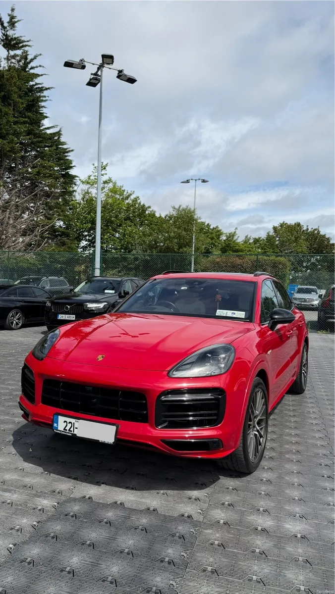 Porsche Cayenne V6 E/HYbrid 300HP ONE OWNER - Image 1