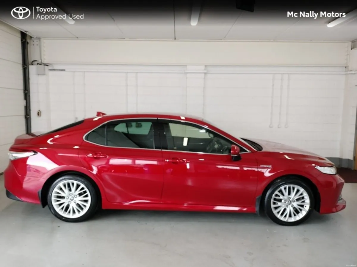 Toyota Camry HYBRID PLATINUM TOP SPEC - Image 4