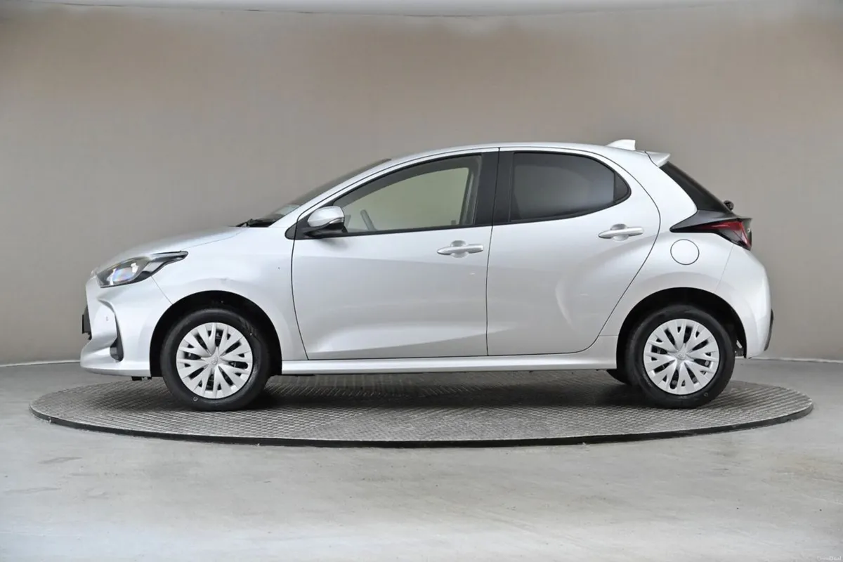 Toyota Yaris 1.5 PETROL HYBRID **REVERSE CAM**PARK - Image 5
