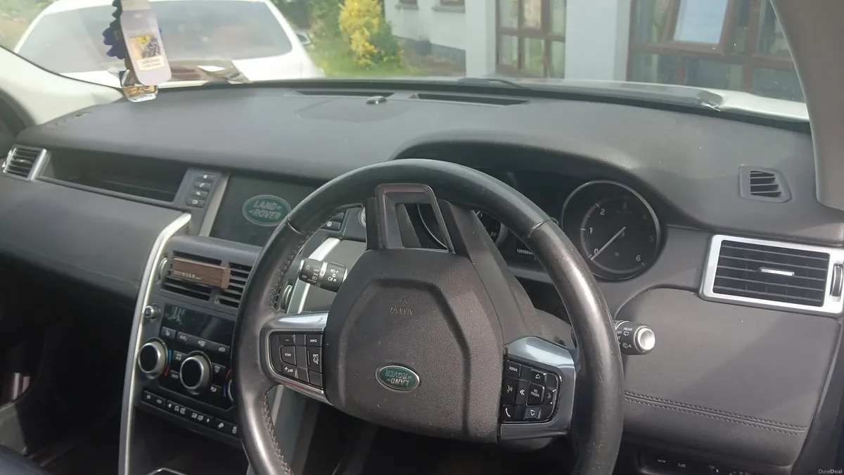 Land Rover Discovery Sport 2017 - Image 2
