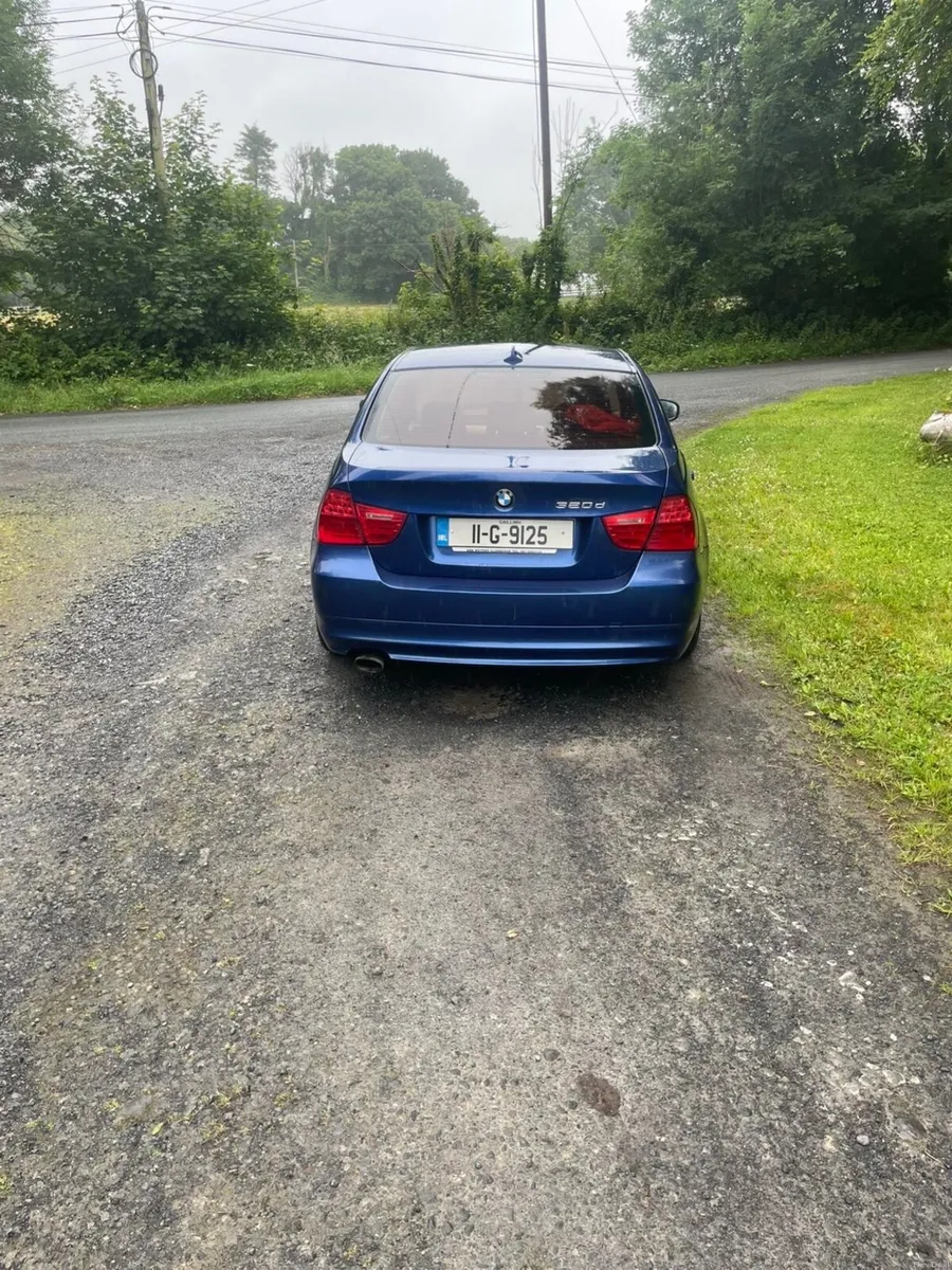 BMW 3-Series 2011 - Image 4