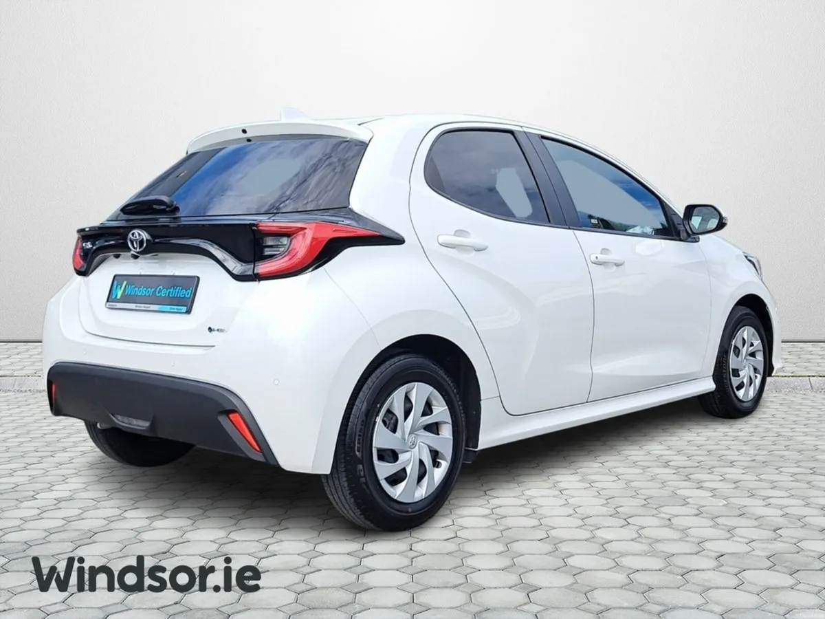 Toyota Yaris G HYBRID AUTO - Image 2