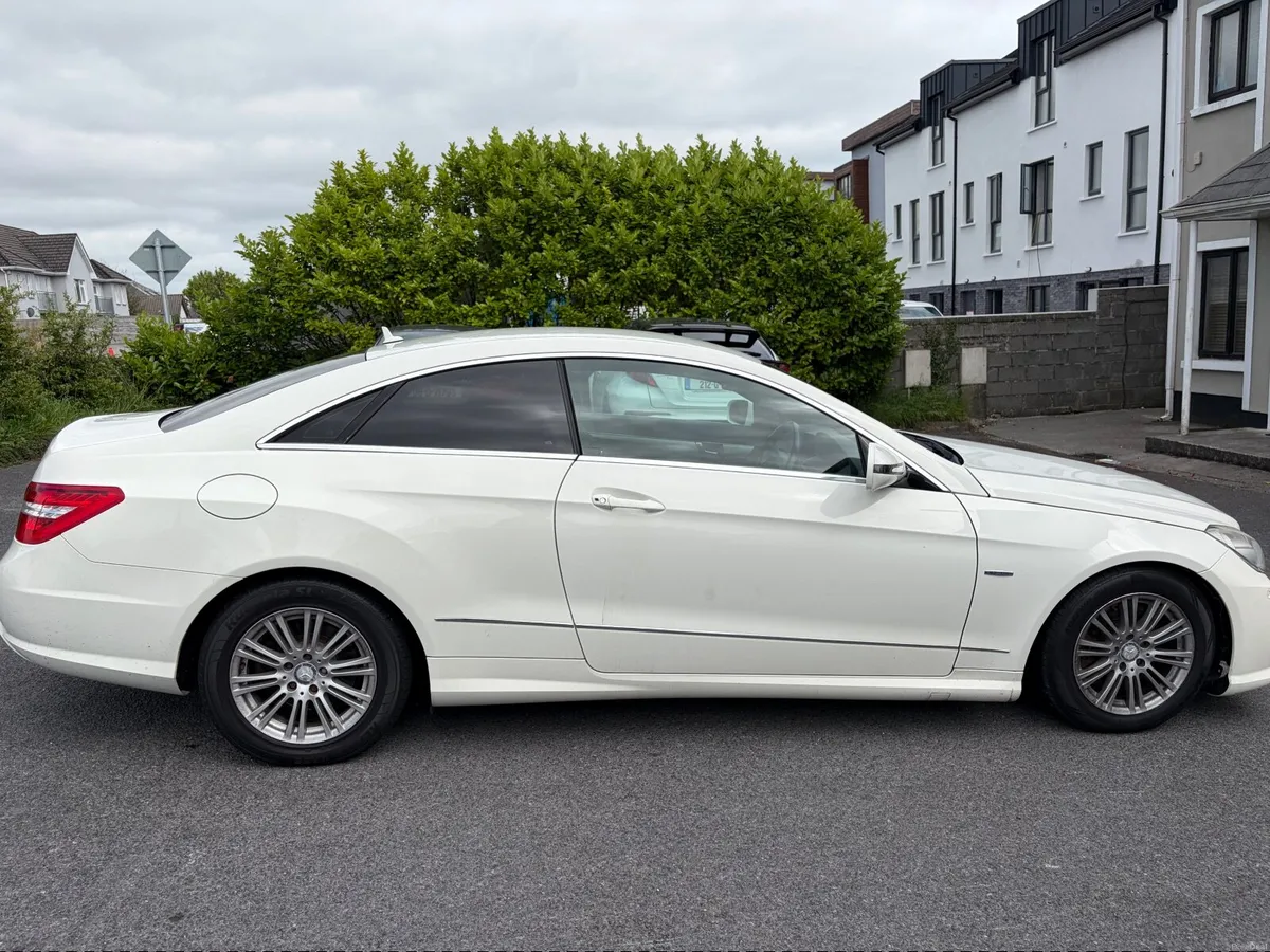 Mercedes-Benz E-Class 250 Coupe 2009 - Image 6