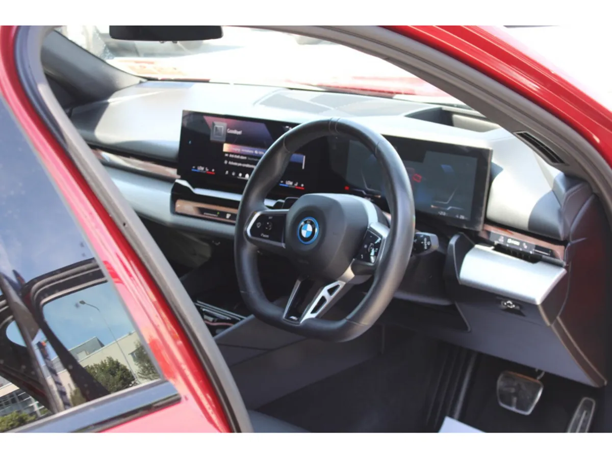 BMW i5 EDRIVE40 M SPORT - Image 2