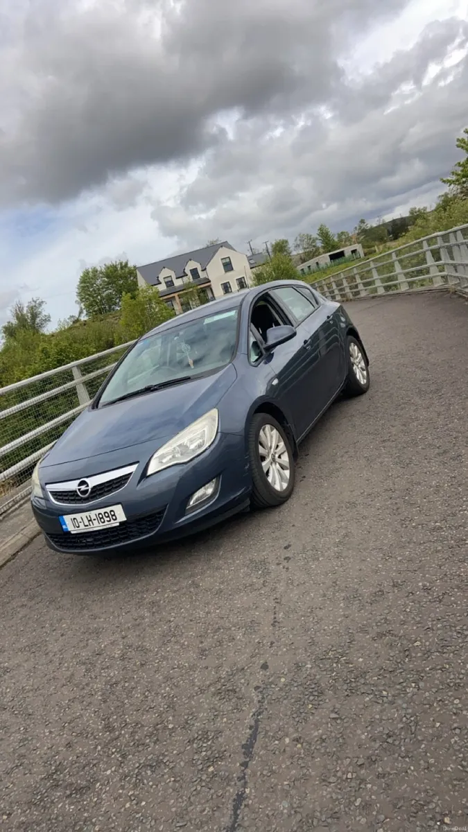 Opel Astra 2010 - Image 1