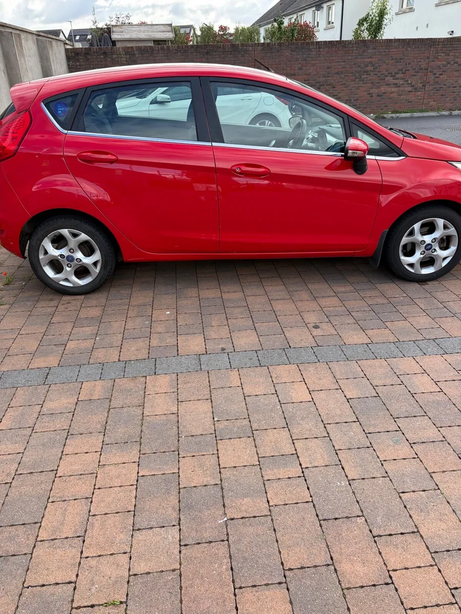 Ford Fiesta 2011 - Image 2