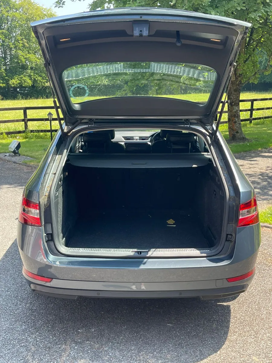 Skoda Superb 2.0 TDI Automatic DSG 2018 - Image 4
