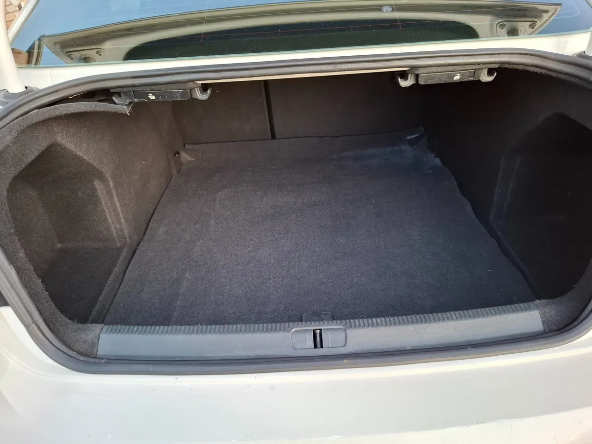 Volkswagen Passat 2013 - Image 2
