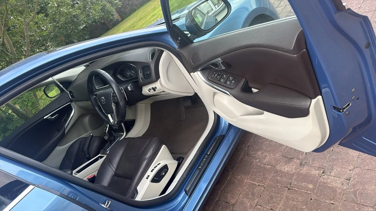 Volvo V40 - Image 3