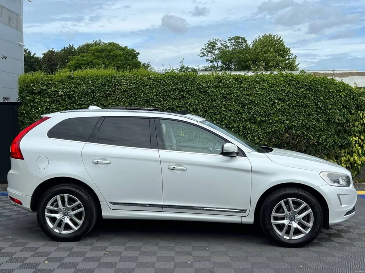 Volvo XC60 D4 CLASSIC 2.0 D // OPENING PAN ROOF // - Image 3