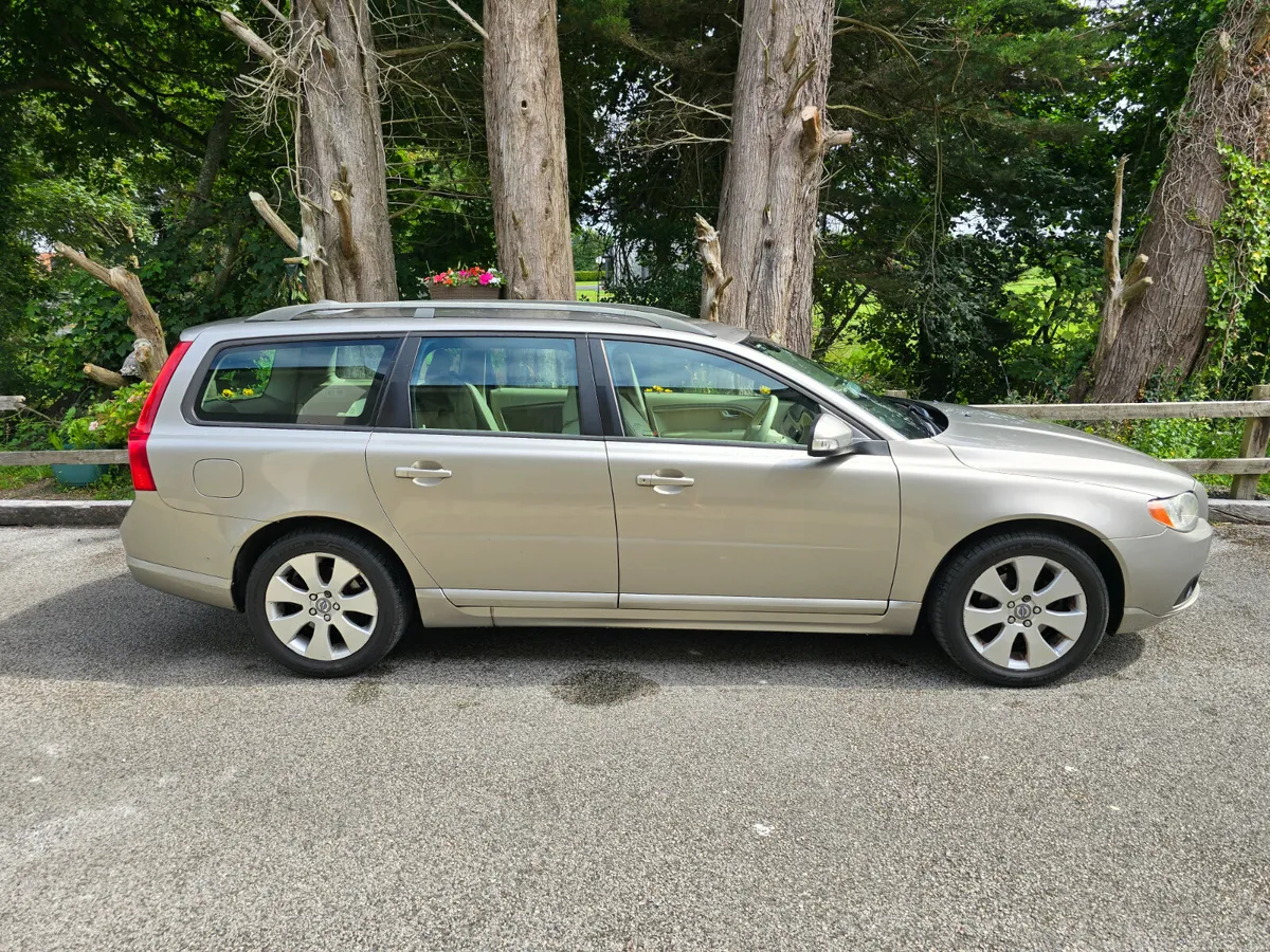 2009 Volvo V70  SE Deposit TAKEN - Image 2