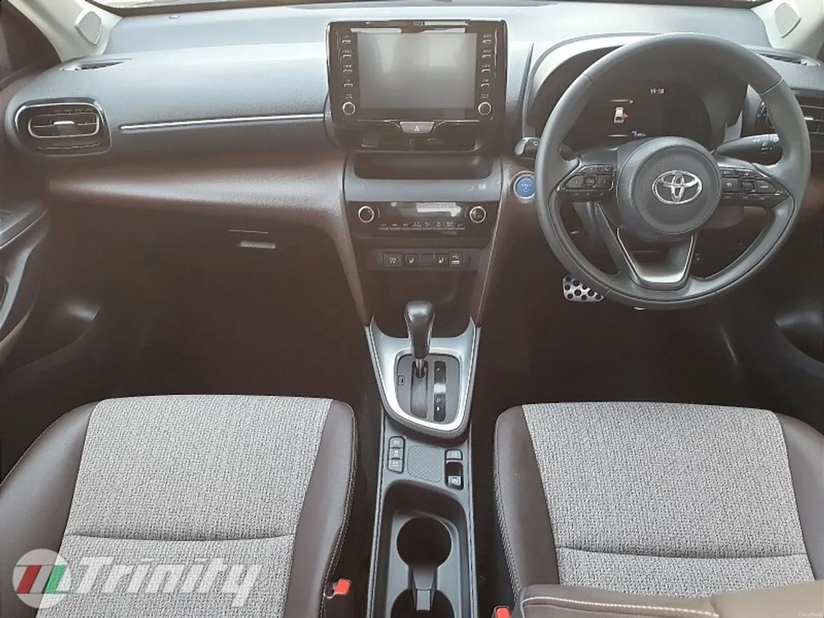 Toyota Yaris Cross ** STUNNING FEATURES ** AUTO HY - Image 2