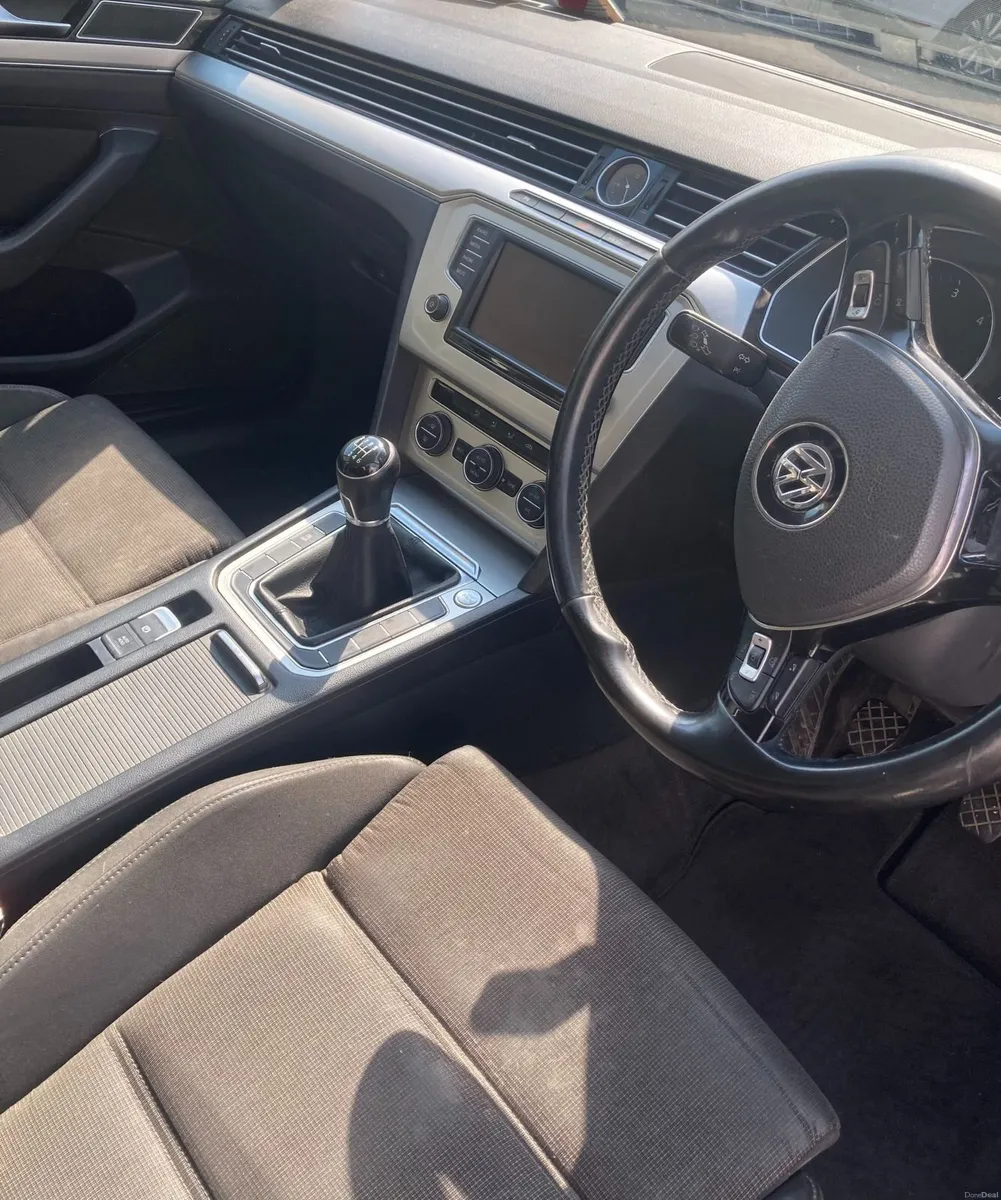 Volkswagen Passat 2015 - Image 2