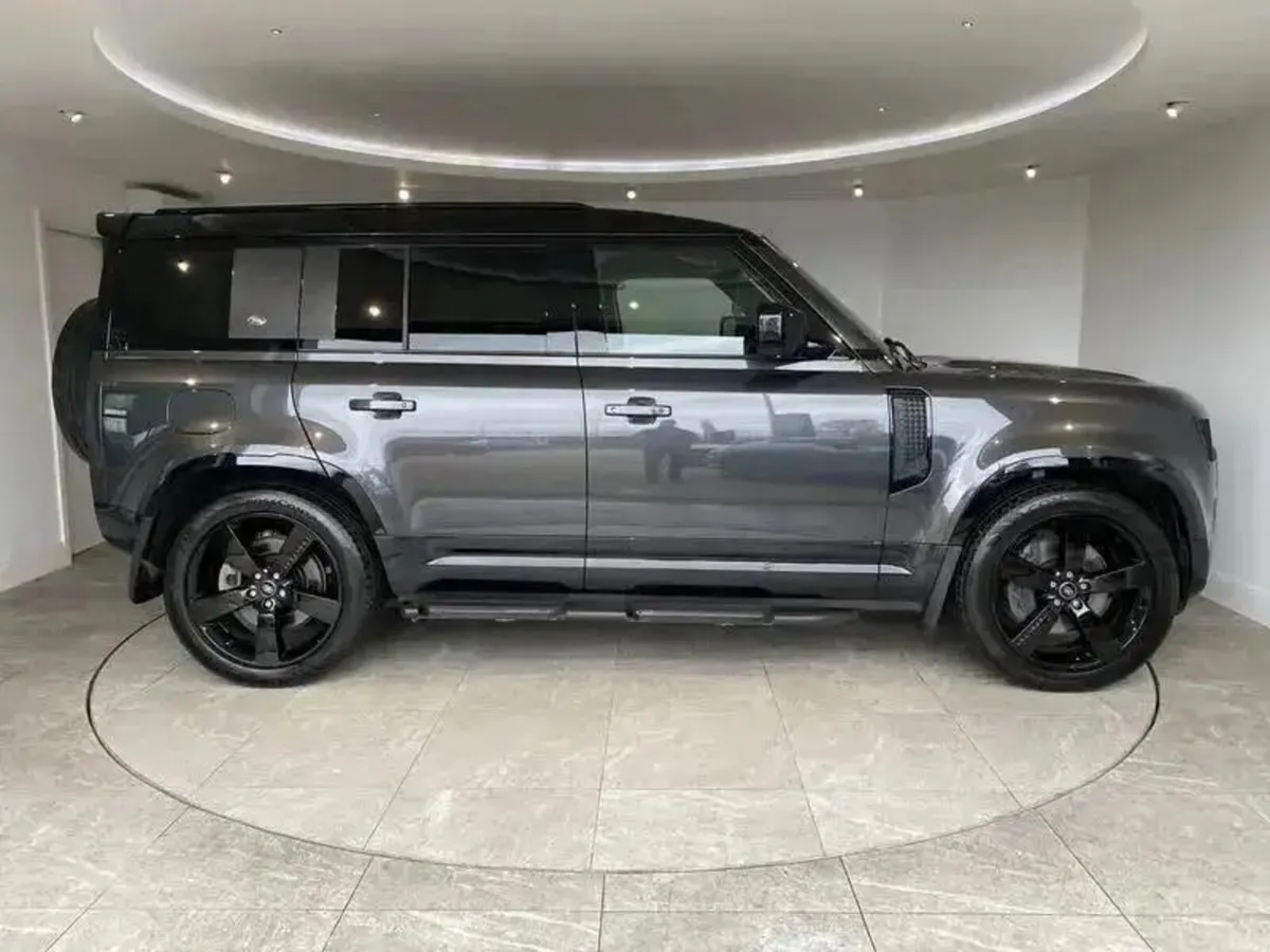Land Rover Defender 2023 - Image 2