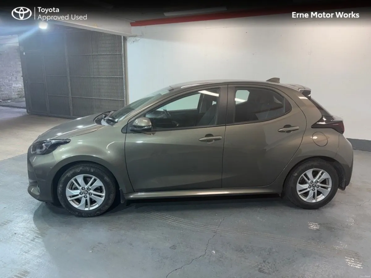 Toyota Yaris YARIS 1.5 HYBRID LUNA - Image 2