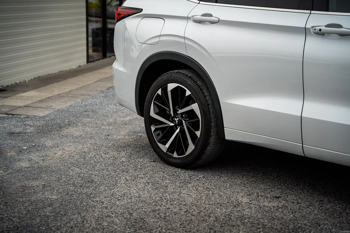 2023 Mitsubishi Outlander HYBRID - Image 5