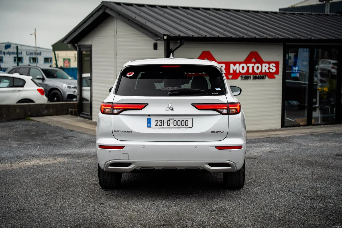 2023 Mitsubishi Outlander HYBRID - Image 4