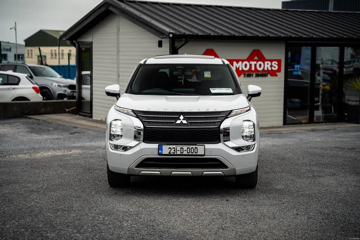 2023 Mitsubishi Outlander HYBRID - Image 3