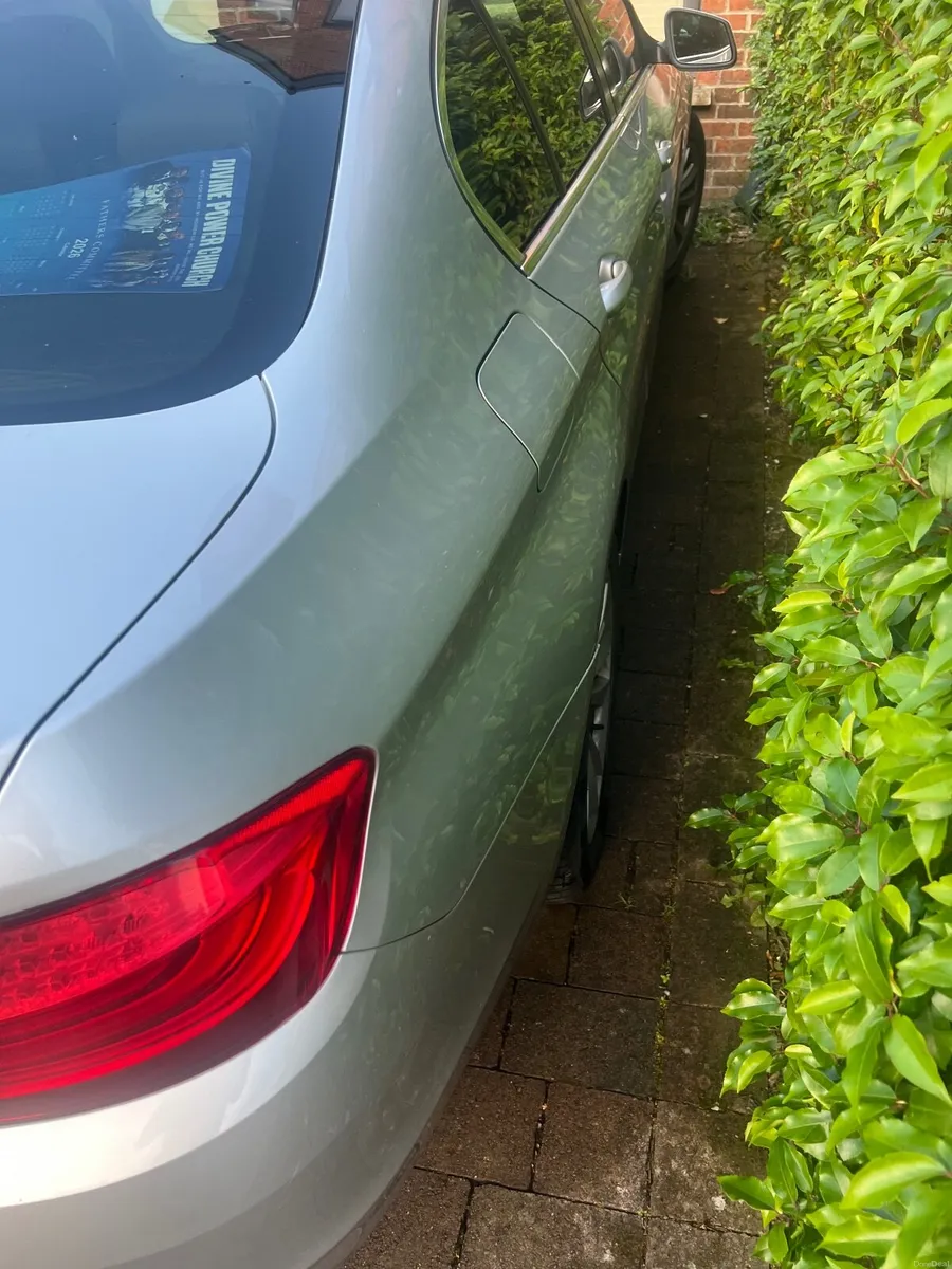 BMW 5-Series 2010 - Image 2