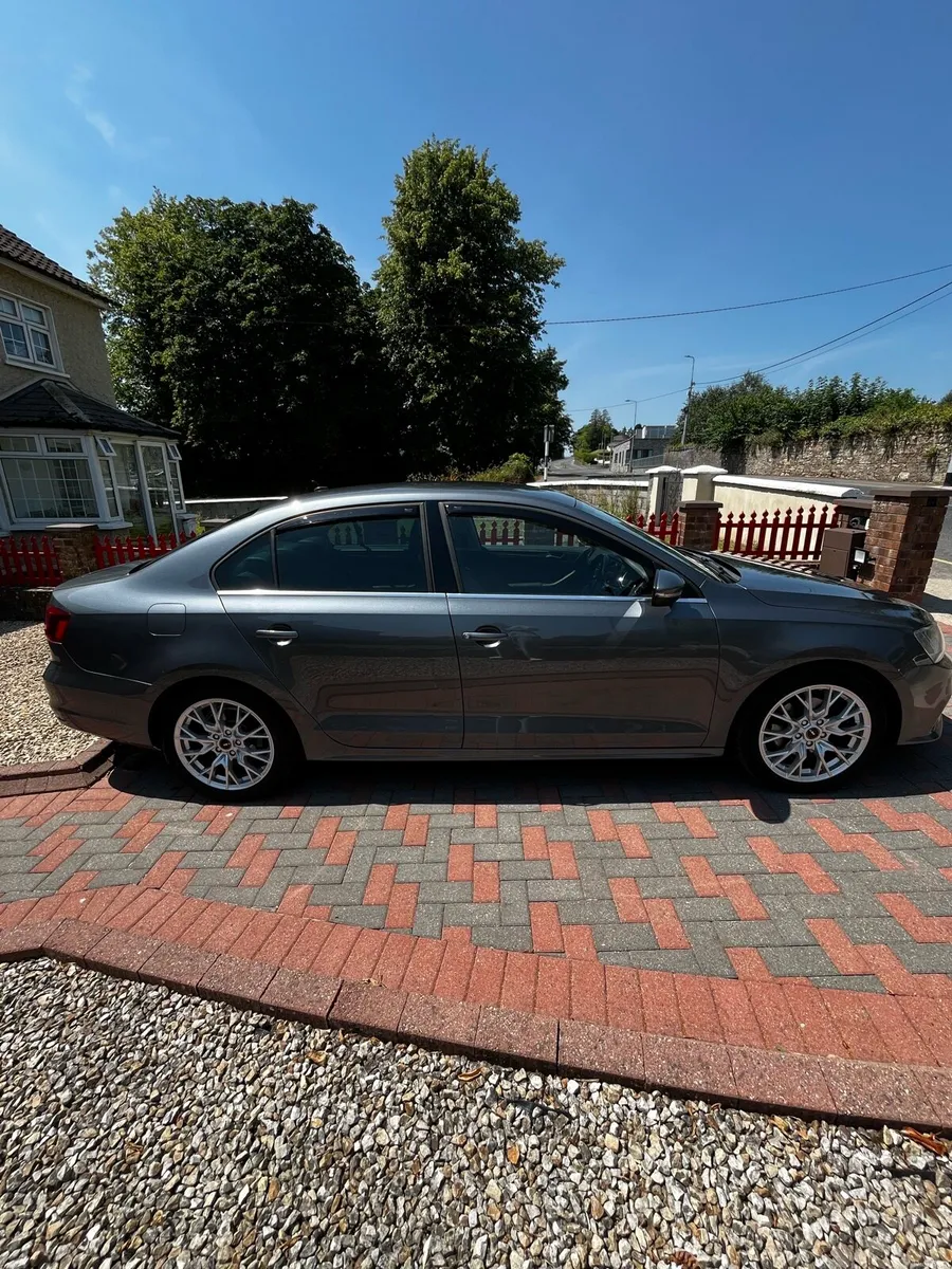 Volkswagen Jetta 2.0 TDI HIGHLINE BLUEMOTION - Image 4