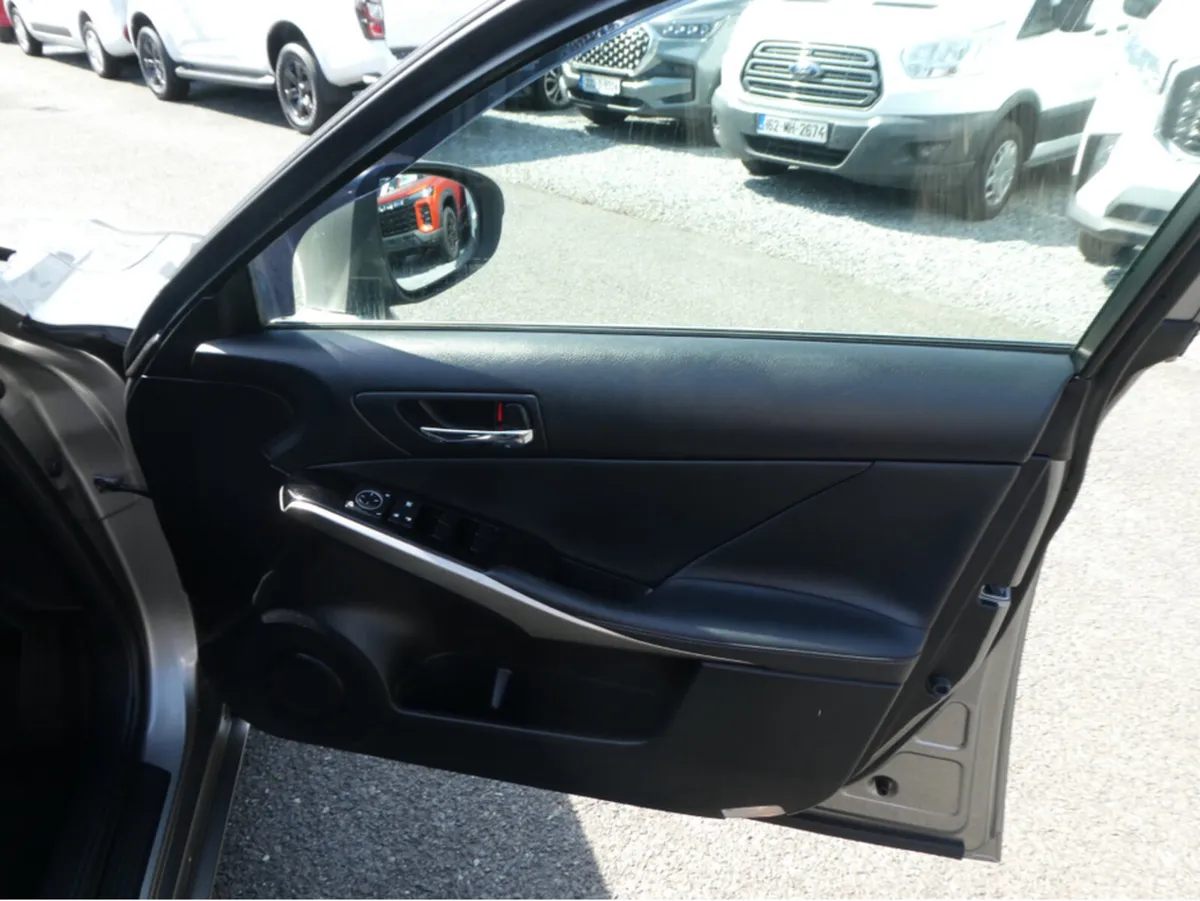 Lexus IS 300 H 2.5 LUXURY CVT AUTO 4DR - Image 6