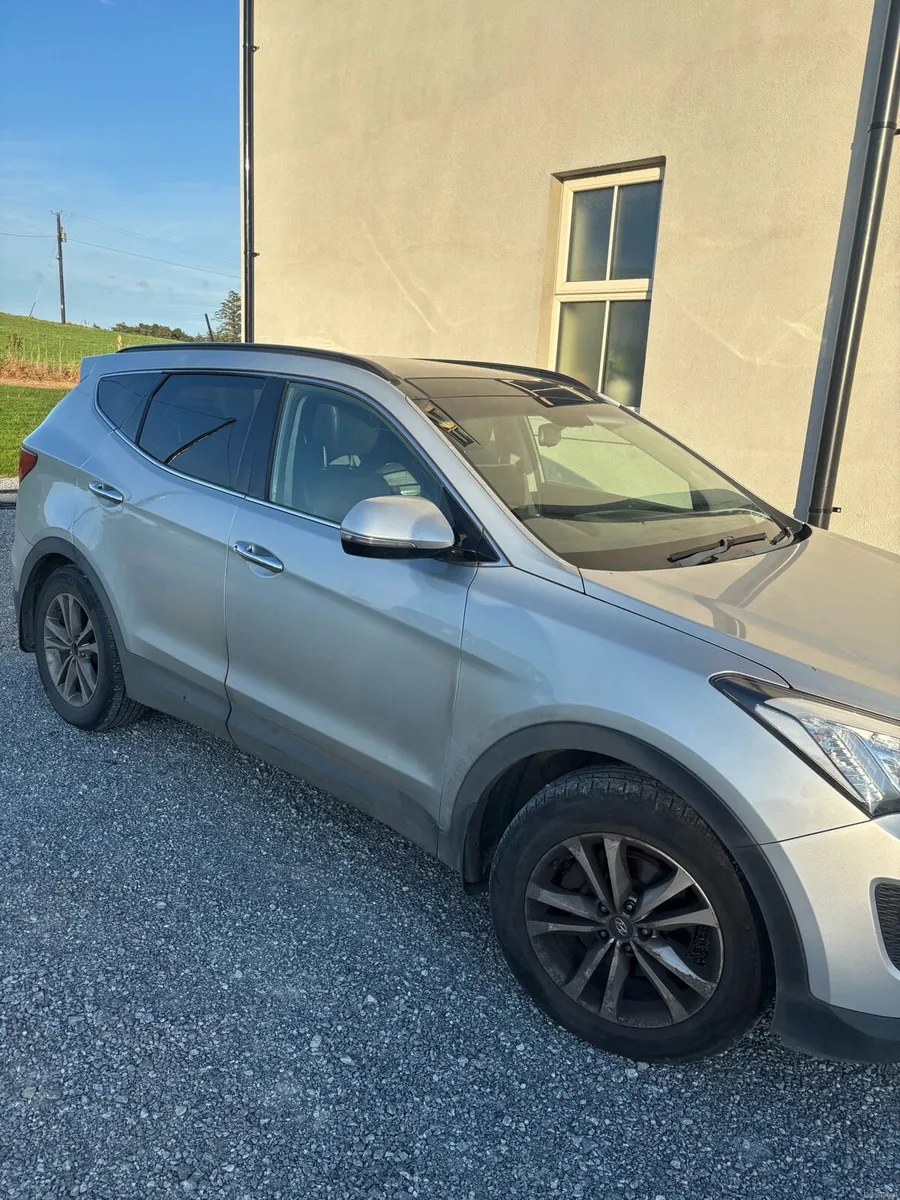 152 Hyundai Santa Fe - Luxury Trim Model - Image 2