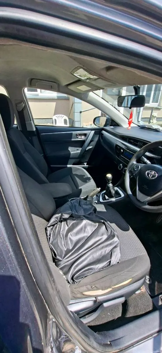2015 Toyota corolla - Image 2