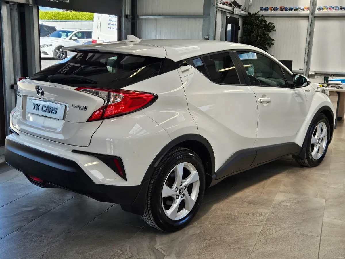18 TOYOTA C-HR HYBRID LUNA 4DR AUTO - Image 2