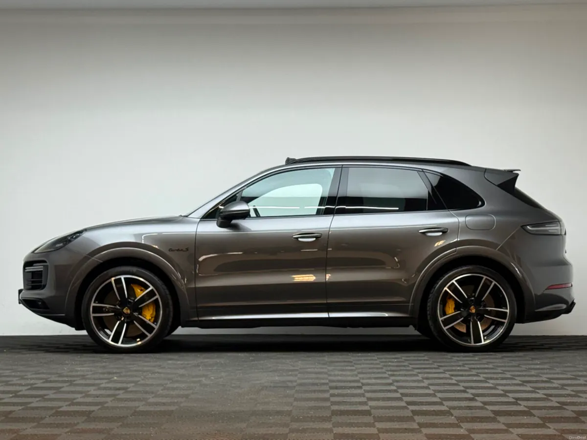 Porsche Cayenne TURBO S 4.0 V8 PHEV 671HP *PAN ROO - Image 4
