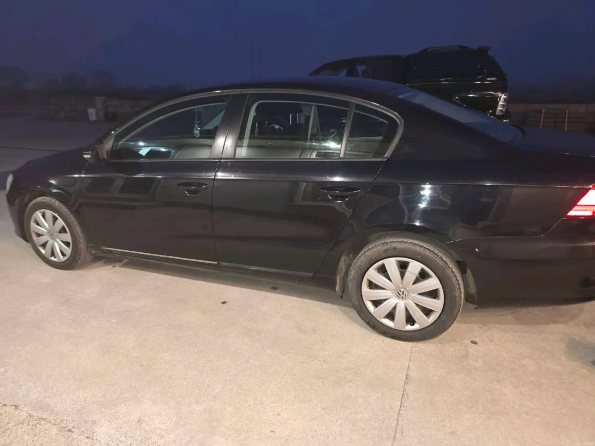 2012 VW Passat 2.0 TDI Saloon Diesel Black - Image 2