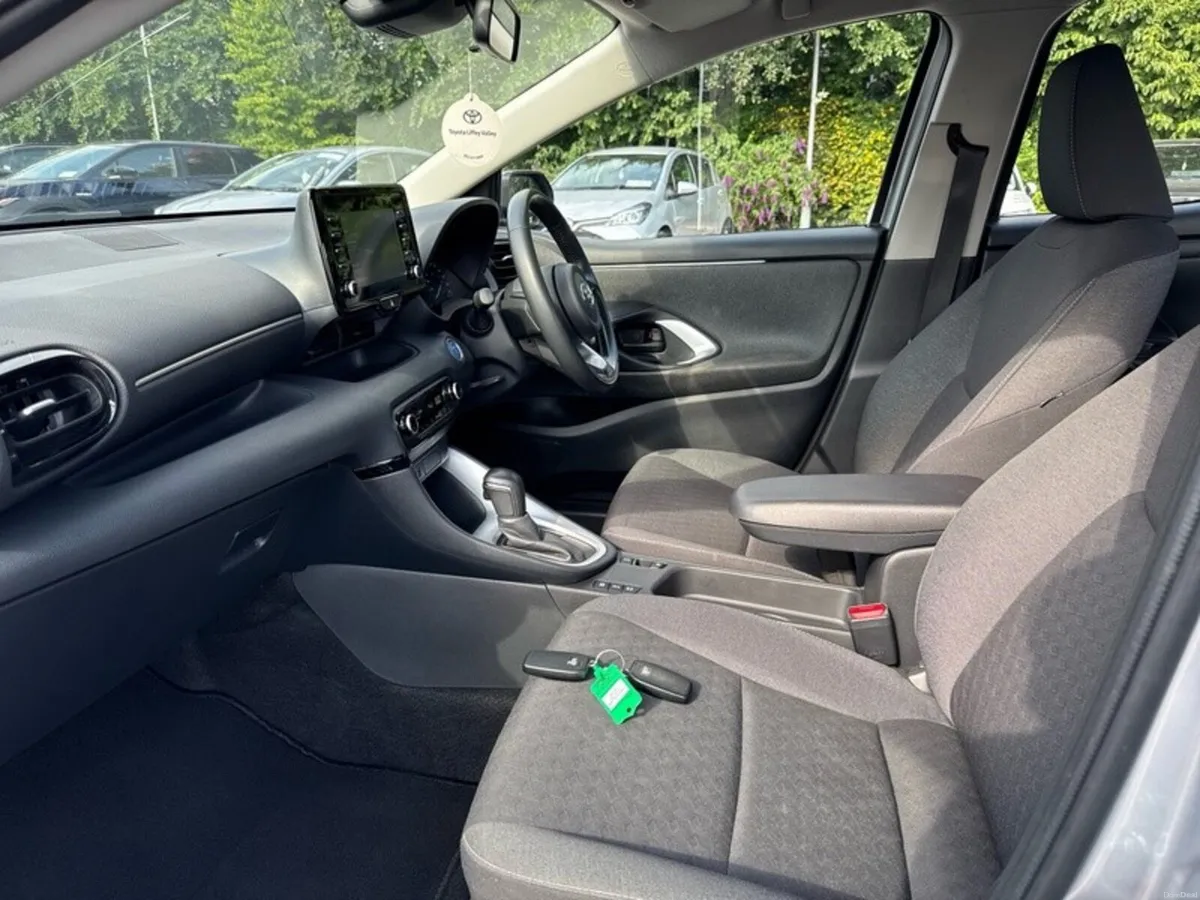 Toyota Yaris YARIS HYBRID LUNA - Image 6