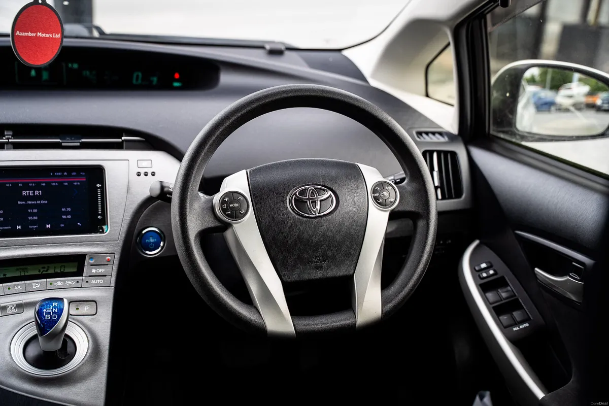 2015 Toyota Prius Hybrid Auto - Image 6