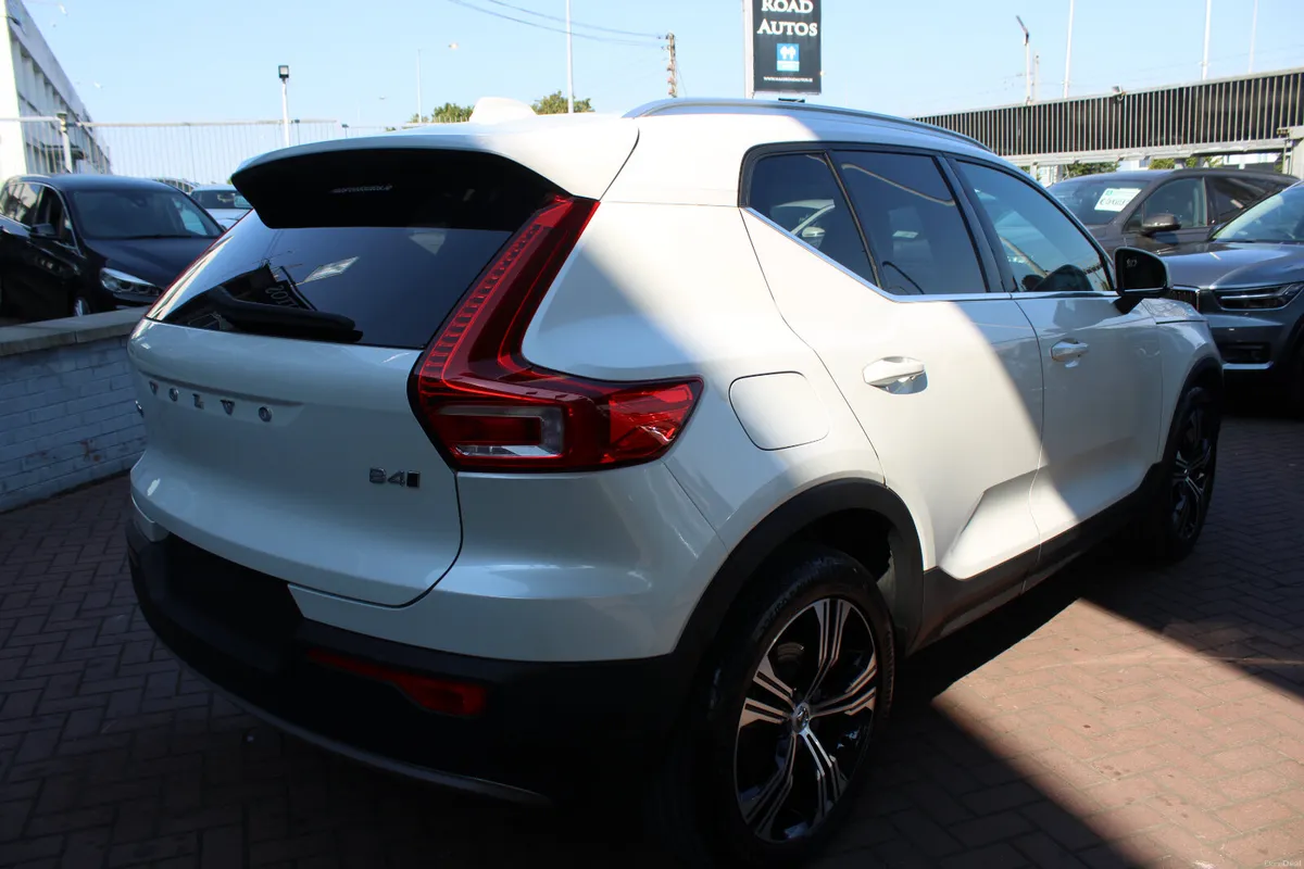 2021 VOLVO XC40 B4 - Image 4