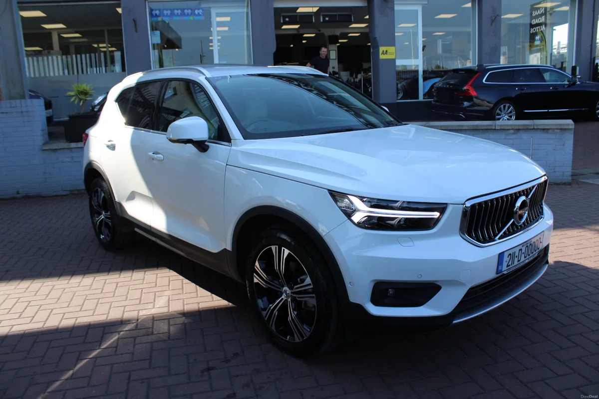 2021 VOLVO XC40 B4 - Image 1