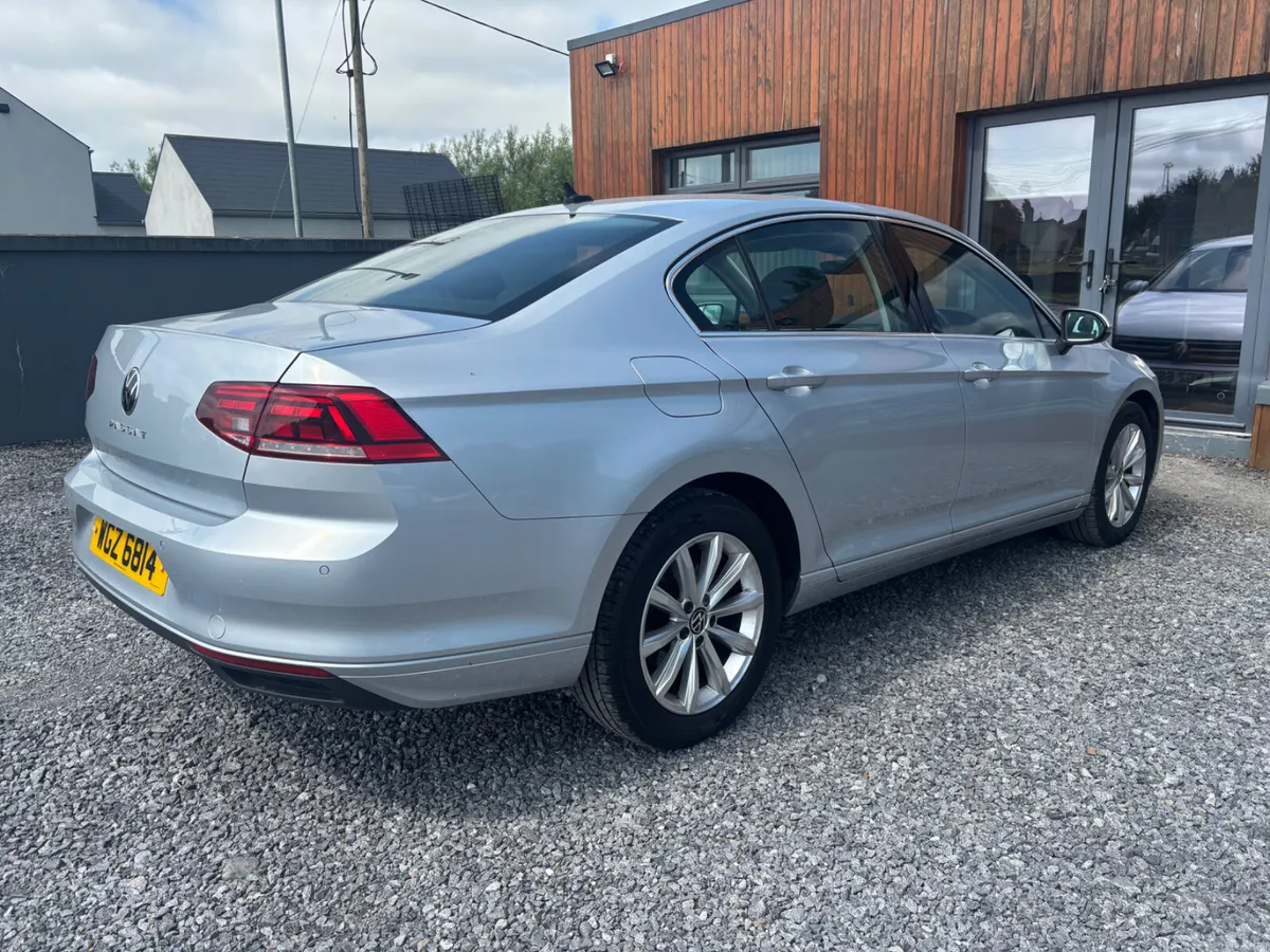Volkswagen Passat 2022 - Image 5