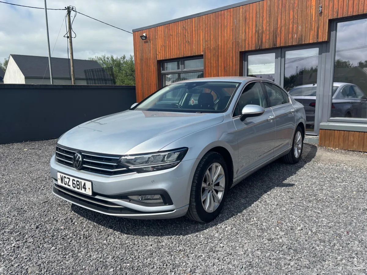 Volkswagen Passat 2022 - Image 2