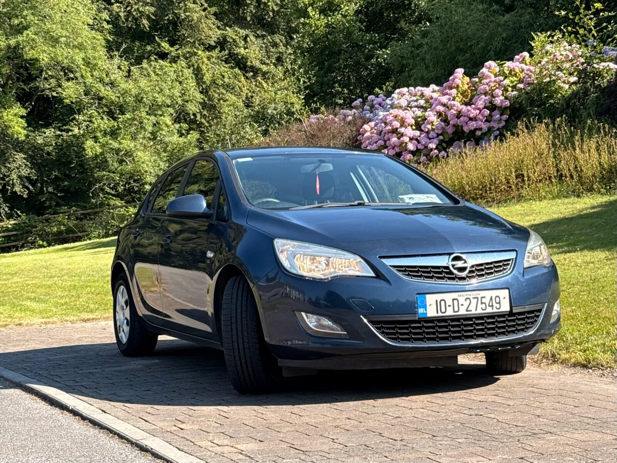 Opel Astra 2010 Petrol - Image 2