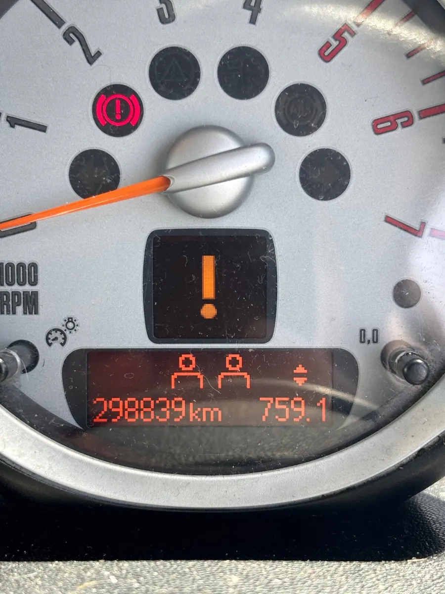 Mini Cooper 2010 - Image 1