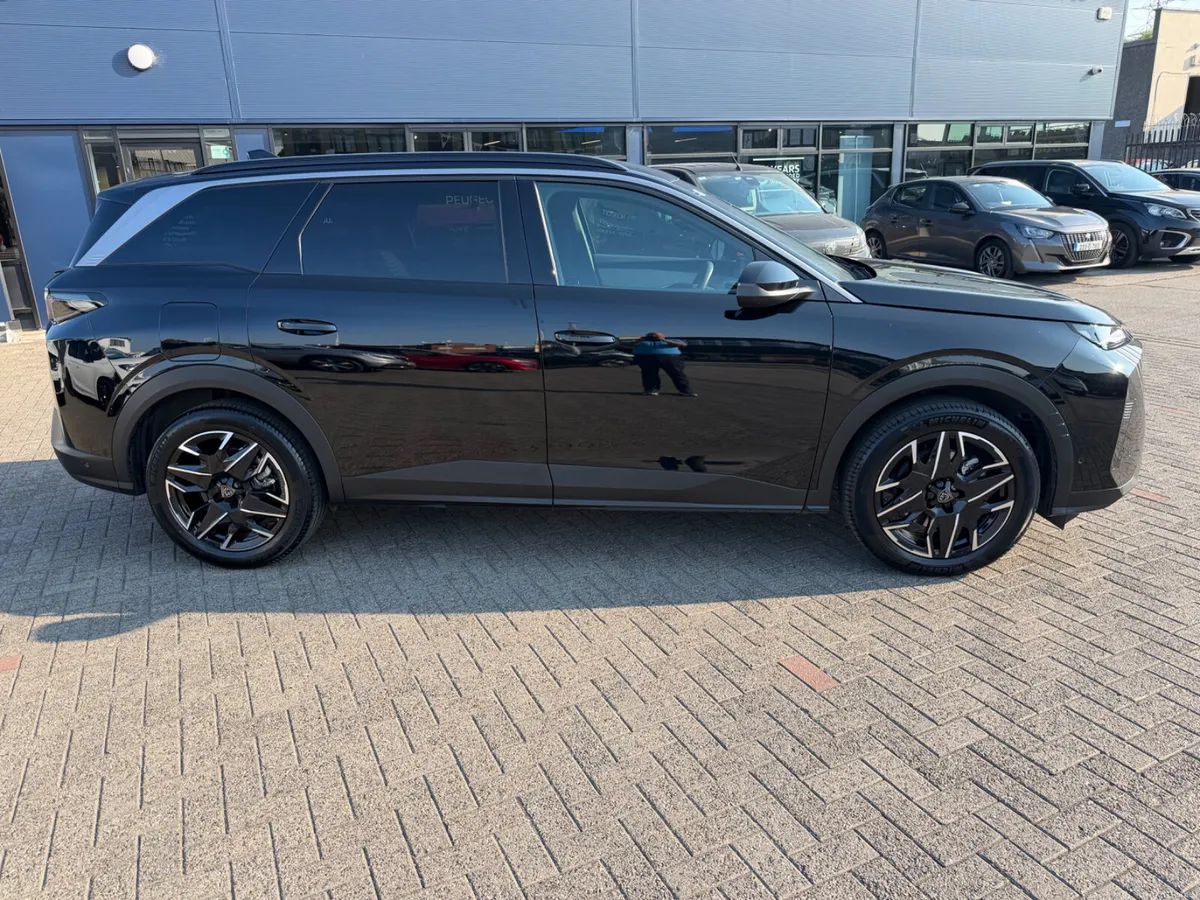 2026 Peugeot 5008 Allure Hybrid Demo - Image 3