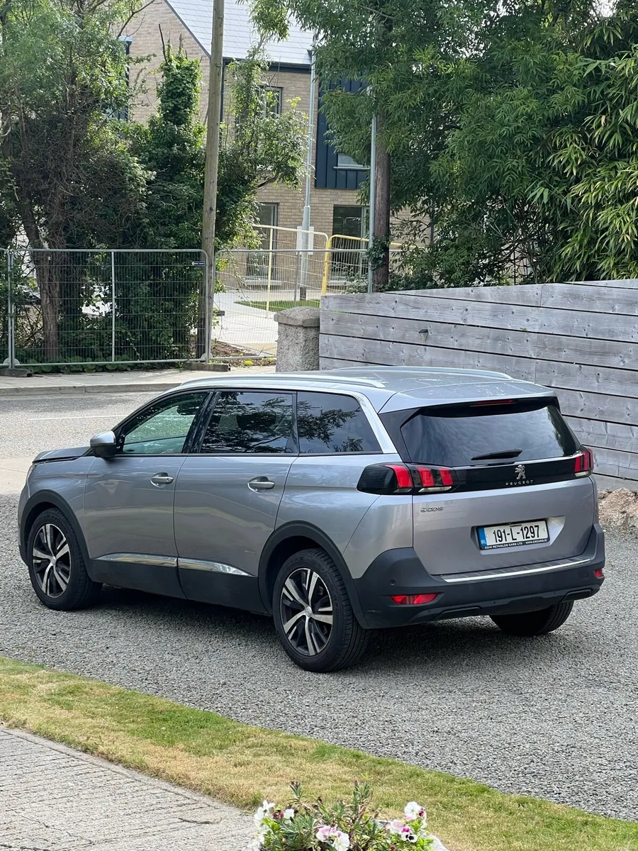Peugeot 5008 - Image 1