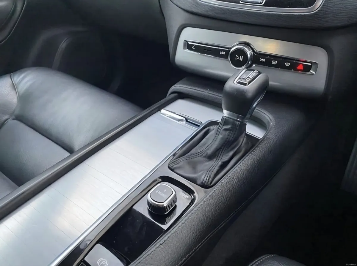 2016 Volvo XC90 D5 AWD MOMENTUM 7 SEATER - Image 3